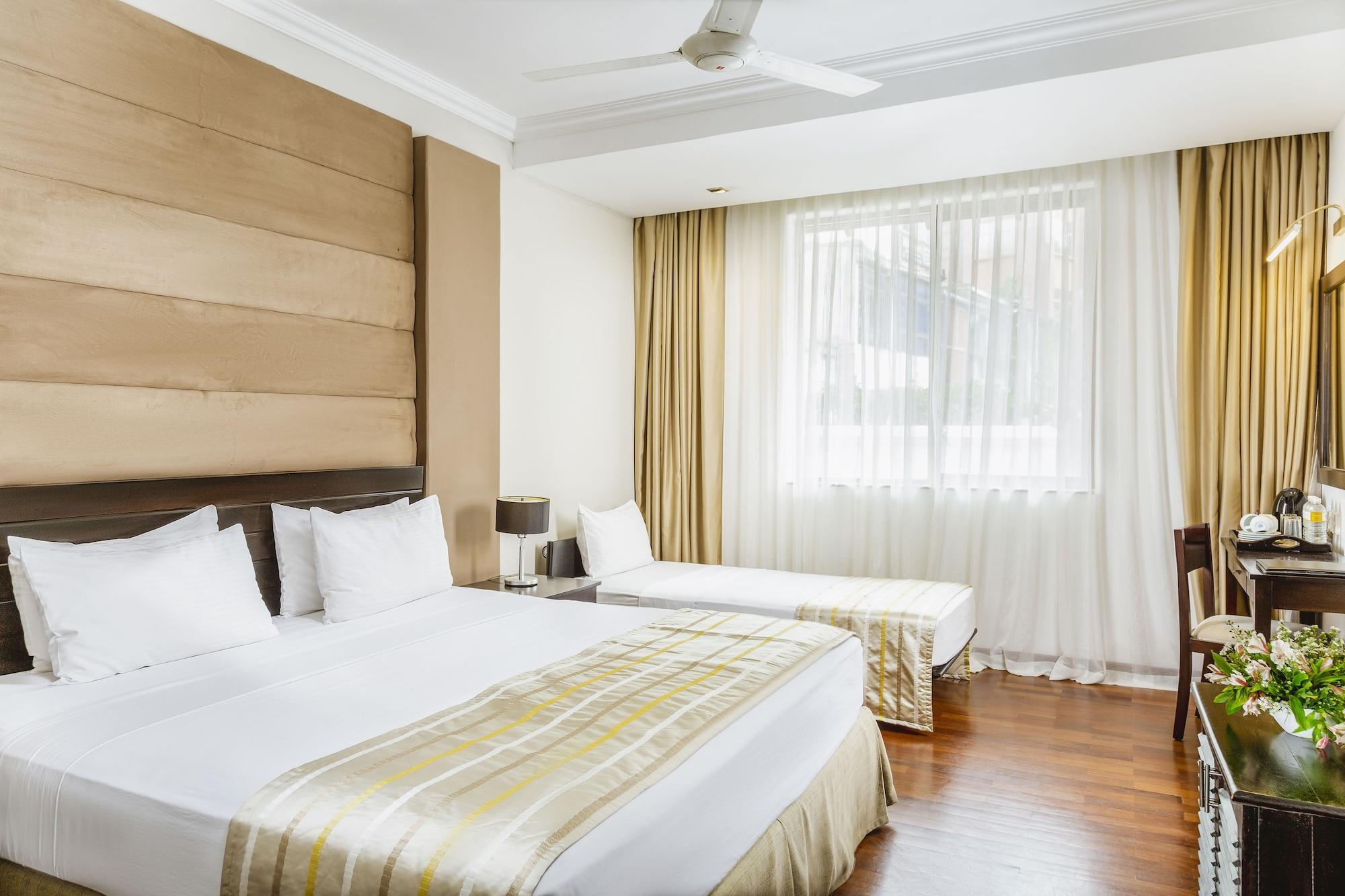 Hotel By Earl's 3*