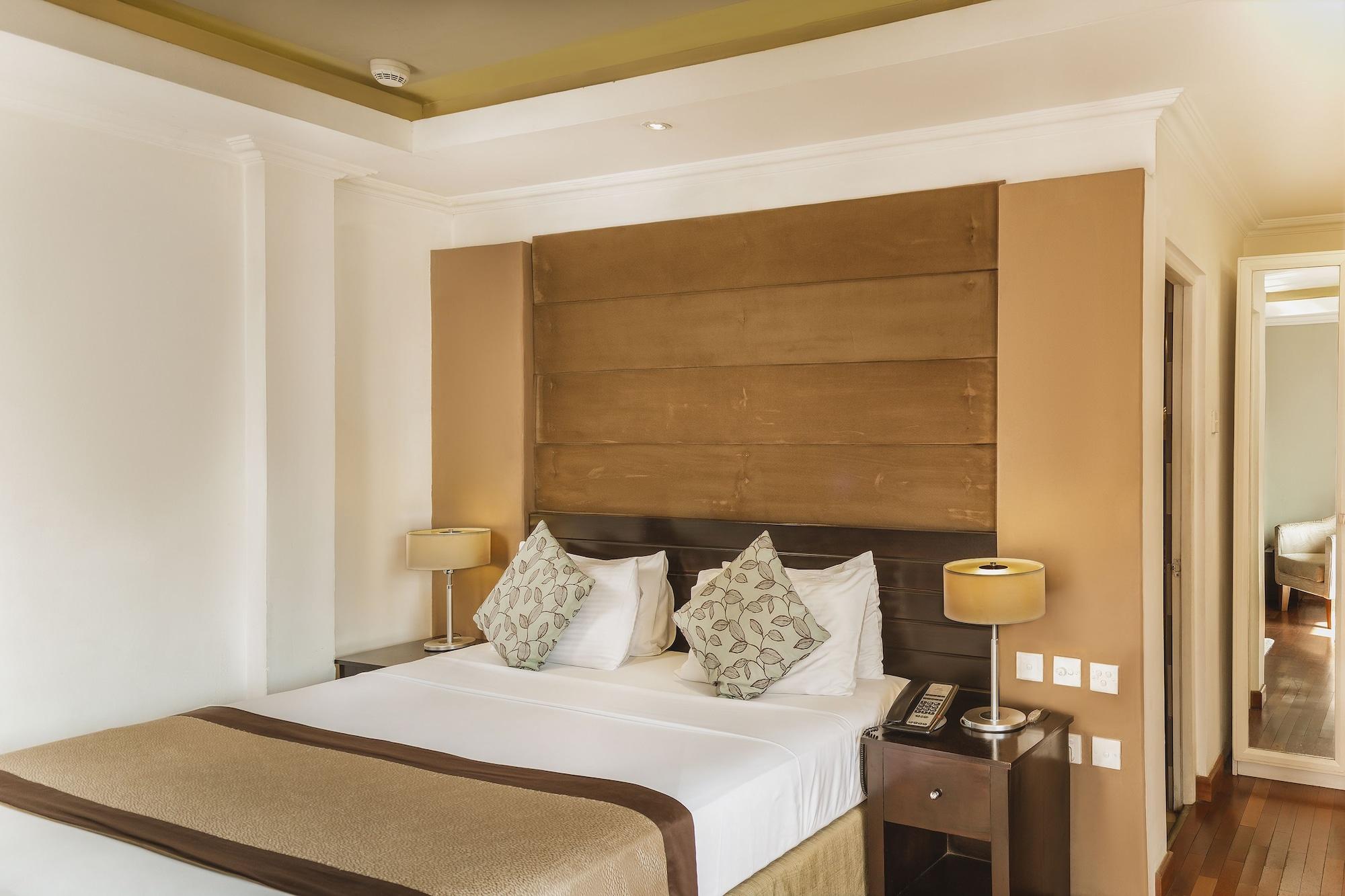 Hotel By Earl's 3*