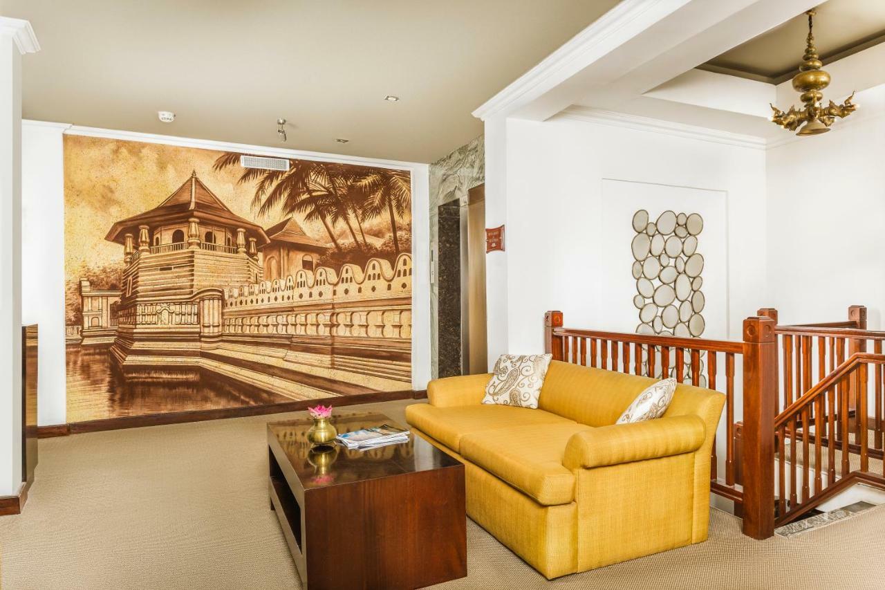By Earl's Hotel